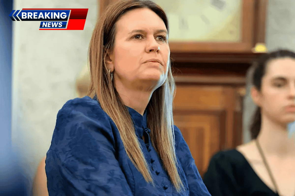 Sarah Sanders flipped off and was thrown out of a restaurant that says employees were 'uncomfortable'